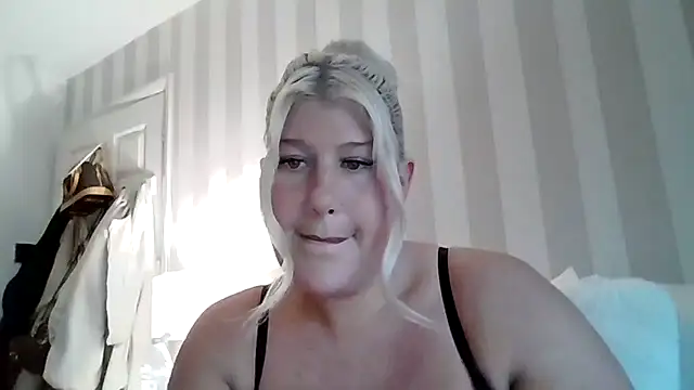 Snapshot of Lexi_Laura chatting on 05.12.26 Lexi Laura online show from 05.12.26