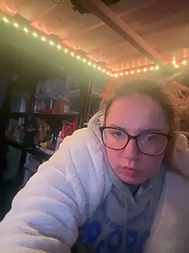 Snapshot of curvyneon chatting on 03.31.26 curvyneon online show from 03.31.26