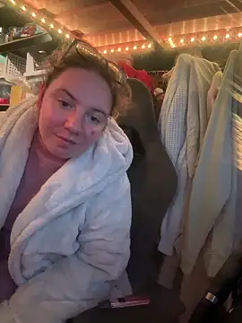 Snapshot of curvyneon chatting on 04.04.26 curvyneon online show from 04.04.26