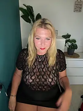 Snapshot of SuesseAurelie1 chatting on 06.04.26 SuesseAurelie1 online show from 06.04.26