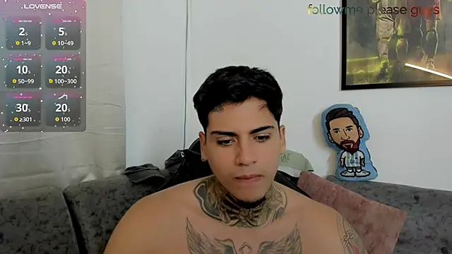 Snapshot of sweetlatinoboy chatting on 06.10.26 sweetlatinoboy online show from 06.10.26