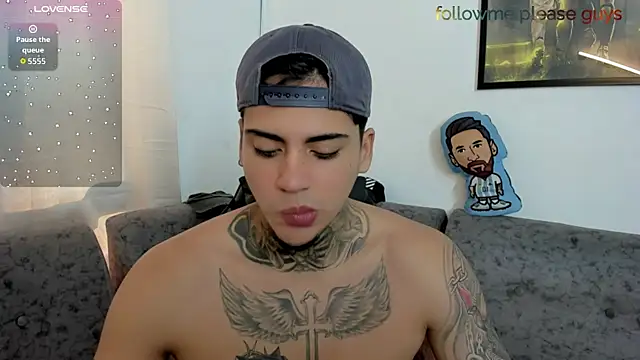 Snapshot of sweetlatinoboy chatting on 06.11.26 sweetlatinoboy online show from 06.11.26