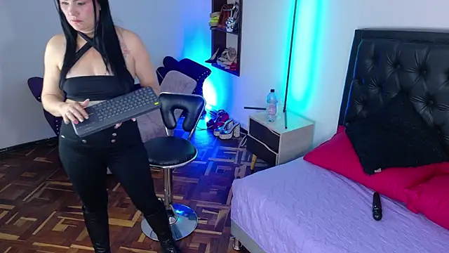 Scarlet Hiit online show from 07.08.26