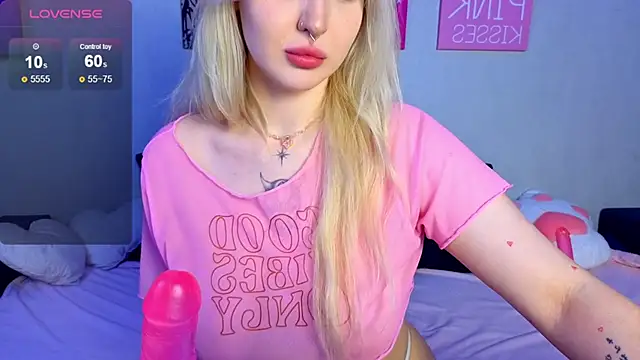 Snapshot of BlondieSummer chatting on 06.28.26 BlondieSummer online show from 06.28.26