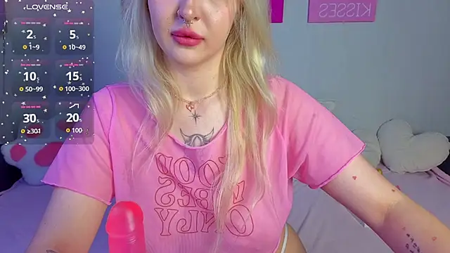 Snapshot of BlondieSummer chatting on 07.18.26 BlondieSummer online show from 07.18.26
