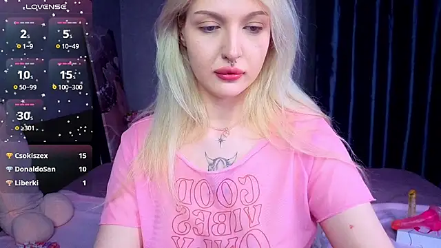 Snapshot of BlondieSummer chatting on 07.21.26 BlondieSummer online show from 07.21.26