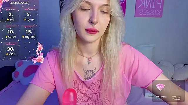 Snapshot of BlondieSummer chatting on 07.25.26 BlondieSummer online show from 07.25.26