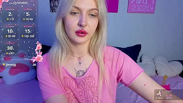 Snapshot of BlondieSummer chatting on 07.28.26 BlondieSummer online show from 07.28.26