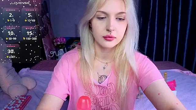 Snapshot of BlondieSummer chatting on 07.29.26 BlondieSummer online show from 07.29.26