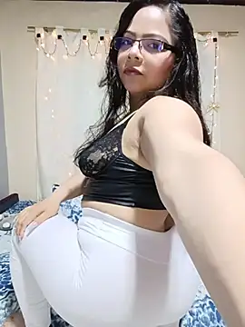 Snapshot of ROUSSE_SINCLAIR chatting on 04.18.26 ROUSSE SINCLAIR online show from 04.18.26