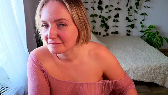 MonikFoxi online show from 07.04.26