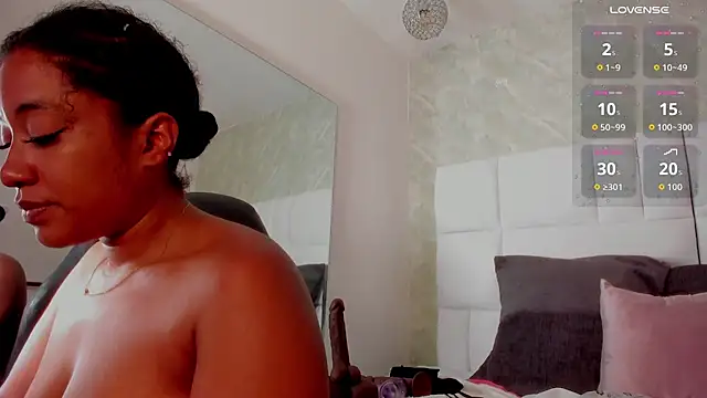 Snapshot of mia_rouxx1 chatting on 05.19.26 mia rouxx1 online show from 05.19.26