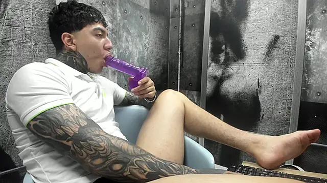 Snapshot of Gury_tattoo chatting on 05.23.26 Gury tattoo online show from 05.23.26