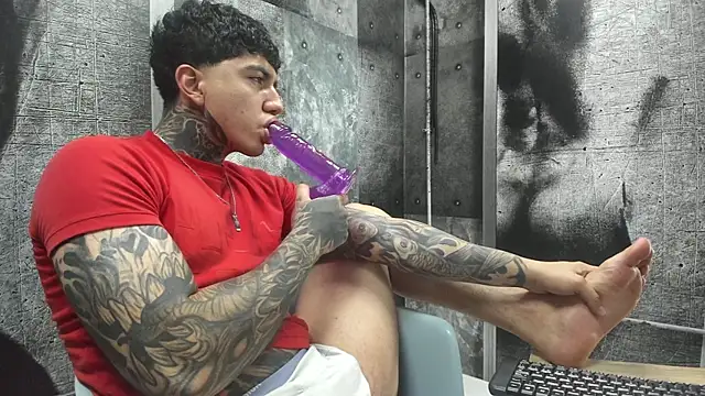 Snapshot of Gury_tattoo chatting on 05.25.26 Gury tattoo online show from 05.25.26