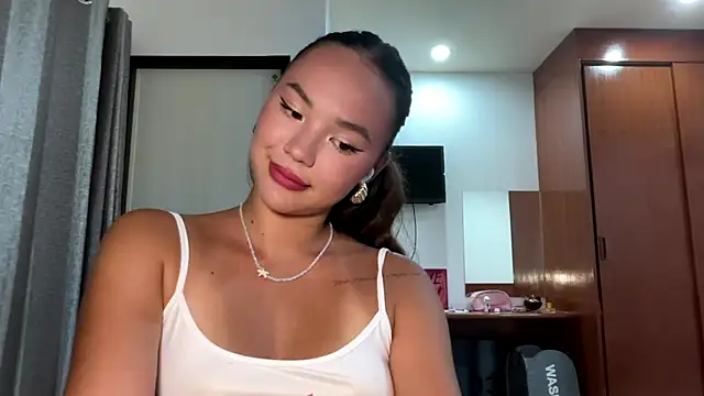 Snapshot of kamila_18_french chatting on 04.02.26 kamila 18 french online show from 04.02.26