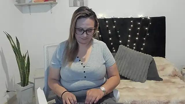 Snapshot of Just_evangeline chatting on 04.01.26 Just evangeline online show from 04.01.26