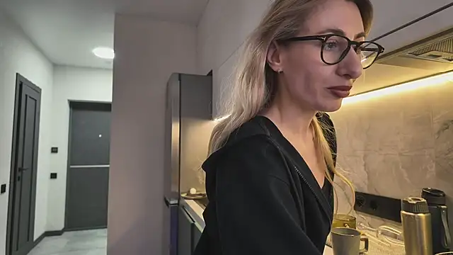 Snapshot of HEY_KITSUNKA chatting on 04.06.26 HEY KITSUNKA online show from 04.06.26