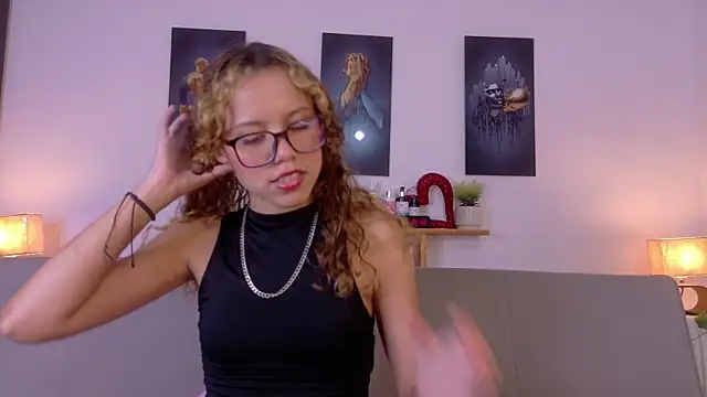 Snapshot of lia_valmont_01 chatting on 05.03.26 lia valmont 01 online show from 05.03.26