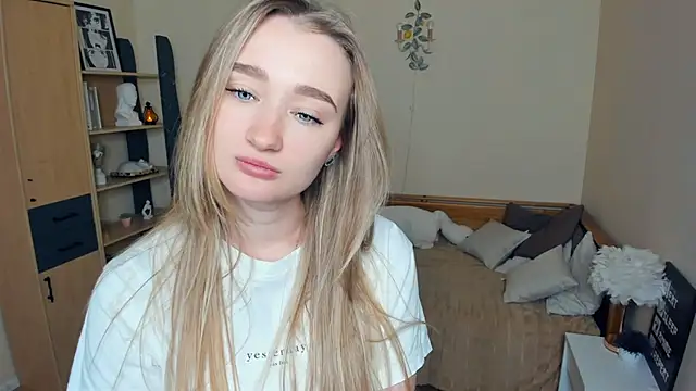 Snapshot of VioletteClaire chatting on 04.19.26 VioletteClaire online show from 04.19.26