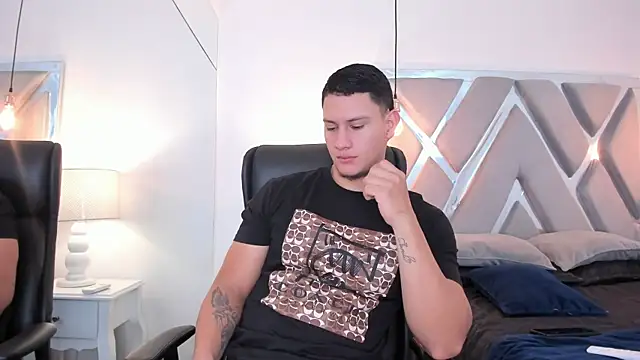 Snapshot of Chriss_Diamond chatting on 04.26.26 Chriss Diamond online show from 04.26.26