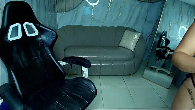 Snapshot of luna__r_ chatting on 05.23.26 luna r online show from 05.23.26