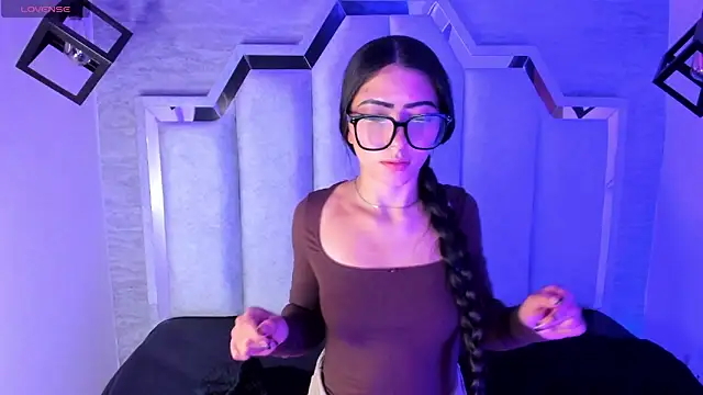 Snapshot of Vyoleett chatting on 03.26.26 Vyoleett online show from 03.26.26