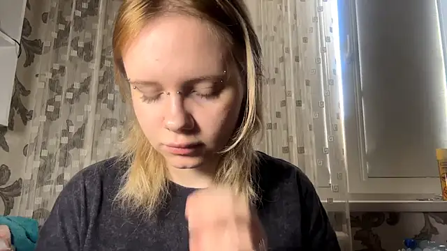 Snapshot of KrystenHoye chatting on 03.27.26 KrystenHoye online show from 03.27.26