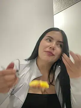 Snapshot of Cami_olarte chatting on 04.25.26 Cami olarte online show from 04.25.26