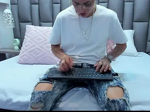 ZoeGrey online show from 04.10.26