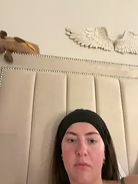 LolaSkyee online show from 04.08.26