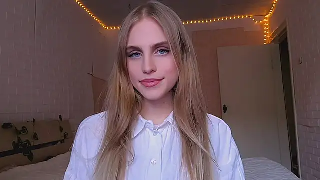 Snapshot of EveCoutch chatting on 03.31.26 EveCoutch online show from 03.31.26