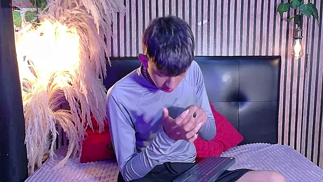 Snapshot of Tommy_Fox chatting on 04.08.26 Tommy Fox online show from 04.08.26