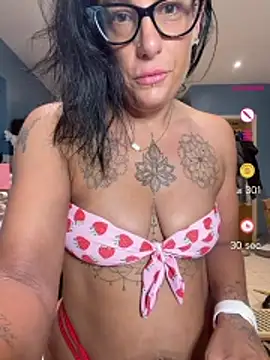 Snapshot of IvyBelleMilf chatting on 07.12.26 IvyBelleMilf online show from 07.12.26