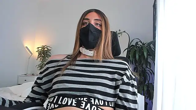 LilyReina online show from 04.21.26