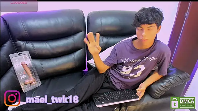 Snapshot of Mael_Twink chatting on 04.11.26 Mael Twink online show from 04.11.26