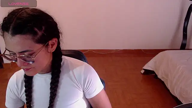Snapshot of FreyaRouge chatting on 04.20.26 FreyaRouge online show from 04.20.26