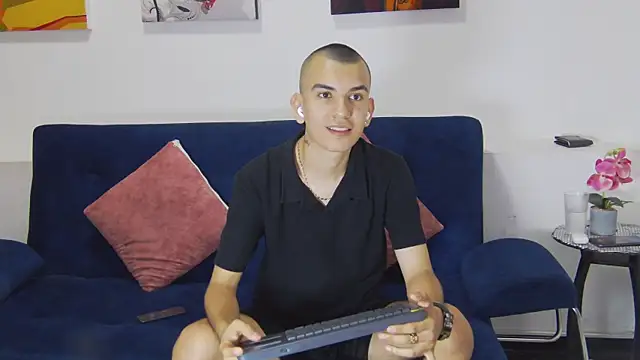 Snapshot of Rowan_Cley chatting on 04.08.26 Rowan Cley online show from 04.08.26