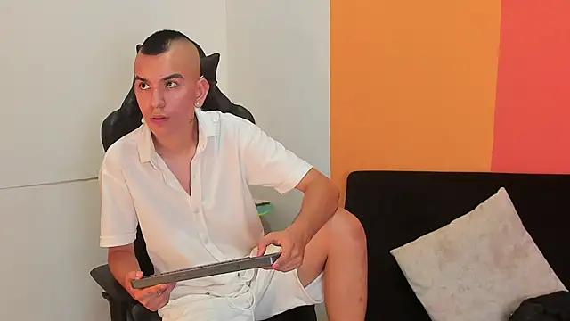 Snapshot of Rowan_Cley chatting on 05.22.26 Rowan Cley online show from 05.22.26