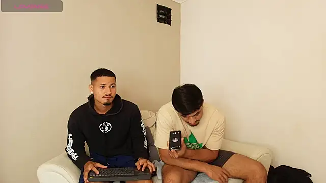 Maxi and Ares online show from 06.08.26