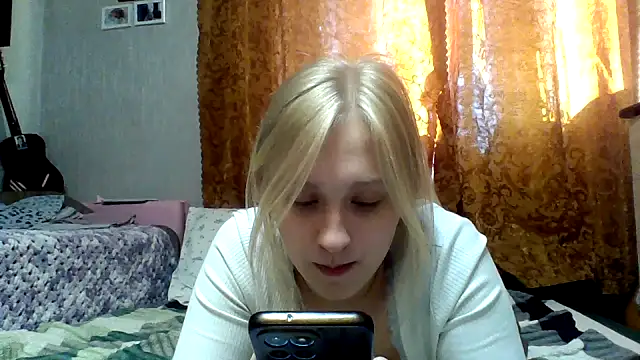 Snapshot of IsOlli chatting on 06.04.26 IsOlli online show from 06.04.26