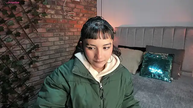 Hanna Clark   online show from 05.12.26