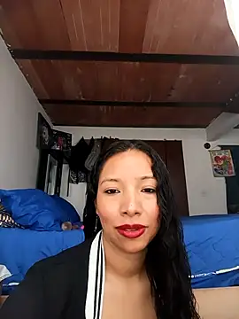 Snapshot of Wolfamara chatting on 04.22.26 Wolfamara online show from 04.22.26