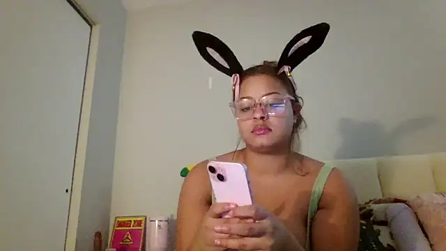 Snapshot of madzbailey chatting on 04.06.26 madzbailey online show from 04.06.26