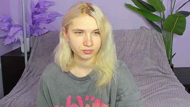 Snapshot of Kitty_Blondie chatting on 04.07.26 Kitty Blondie online show from 04.07.26