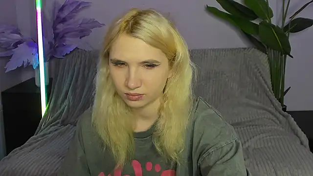 Snapshot of Kitty_Blondie chatting on 04.08.26 Kitty Blondie online show from 04.08.26