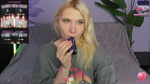 Snapshot of Kitty_Blondie chatting on 04.13.26 Kitty Blondie online show from 04.13.26