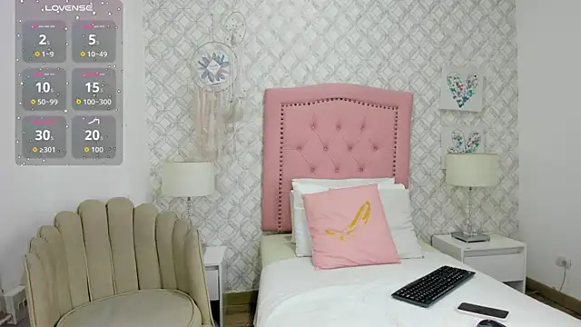 Snapshot of sofia_martinez_9 chatting on 05.27.26 sofia martinez 9 online show from 05.27.26