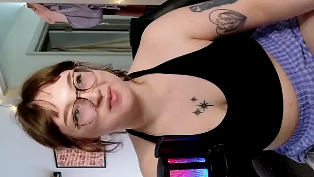 Snapshot of quinniecat chatting on 04.03.26 quinniecat online show from 04.03.26