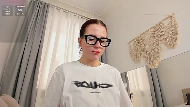 Snapshot of Sonya_Miler chatting on 05.12.26 Sonya Miler online show from 05.12.26