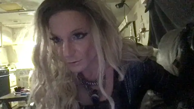 Snapshot of GypsiiCornel chatting on 04.26.26 GypsiiCornel online show from 04.26.26